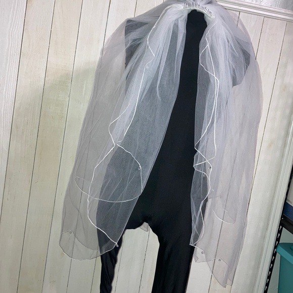 David's bridal Scalloped edge w/ crystal drop veil lke new ! - Picture 2 of 7
